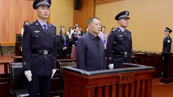 鑫耀证券 受贿超8.22亿元 李鹏新受贿案一审被判死缓
