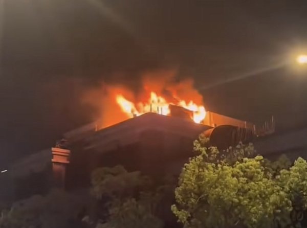 银河配资 松江区文涵路天翔路路口一建筑顶楼起火 无人员伤亡